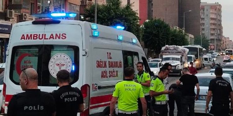Dehşet Saatleri! Çocuklarını Odaya Kilitledi, Eşini 5 Yerinden Bıçakladı, İntihara Kalkıştı