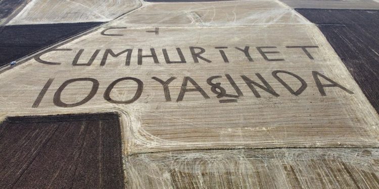 Çiftçiden Vefa! Cumhuriyet’in 100. Yılını Unutmadı!