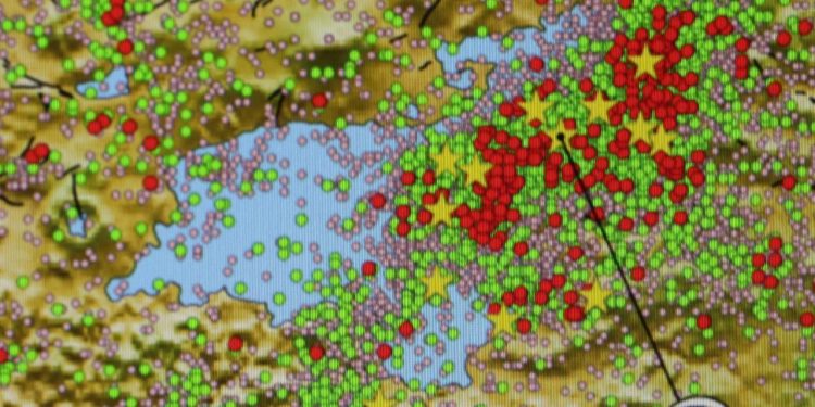 ‘Van Gölü’nün doğusu sarsıntı için daha yüksek riskli’ dedi, ilçeleri tek tek sayıp uyardı